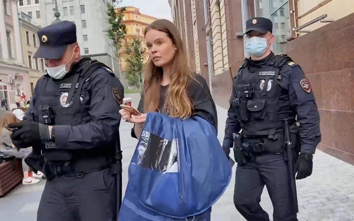 Суды в Москве арестовывают участников Pussy Riot