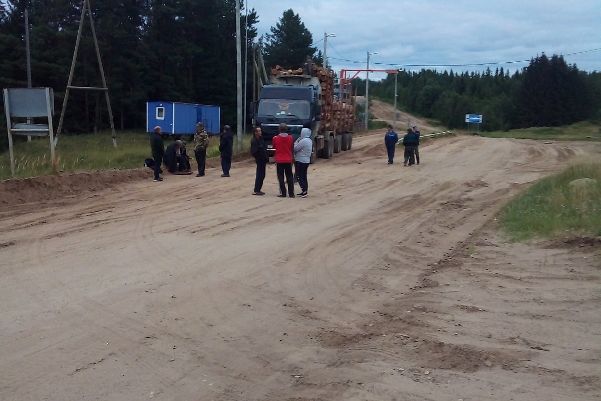 В Коми жители посёлка снова перекрыли проезд лесовозам