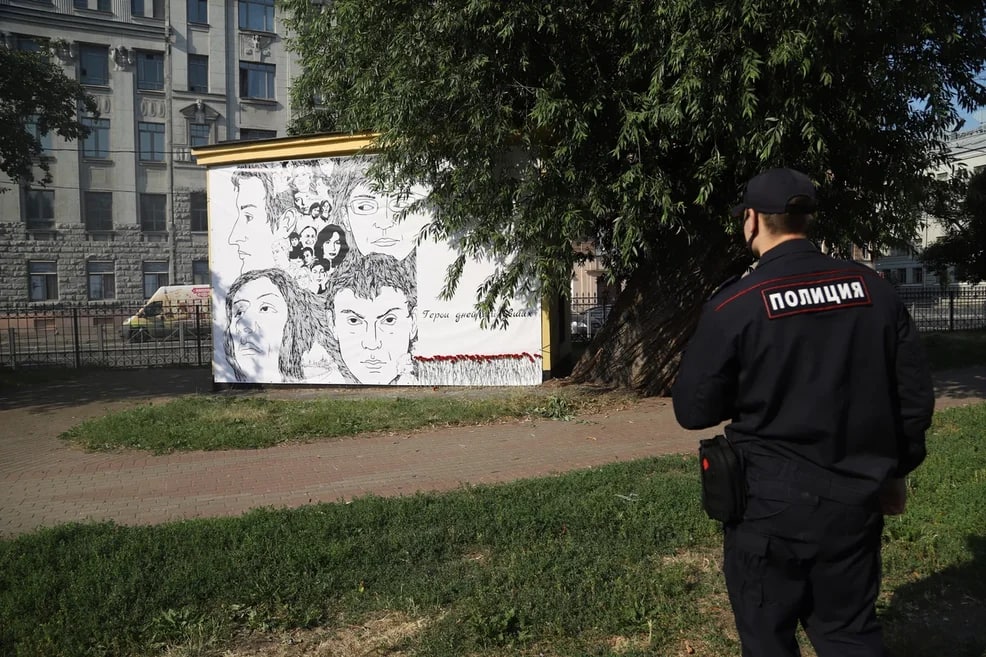 В Петербурге на известной трансформаторной будке появились портреты убитых общественных деятелей