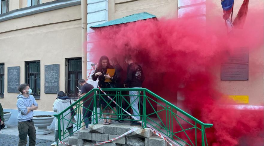 Полиция задержала подозреваемого во взрыве фаера у здания совета МО «Смольнинское»