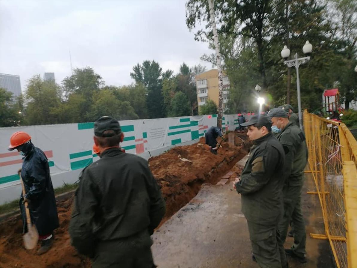 Жители Останкинского района Москвы защищают двор от "реновационной" стройки
