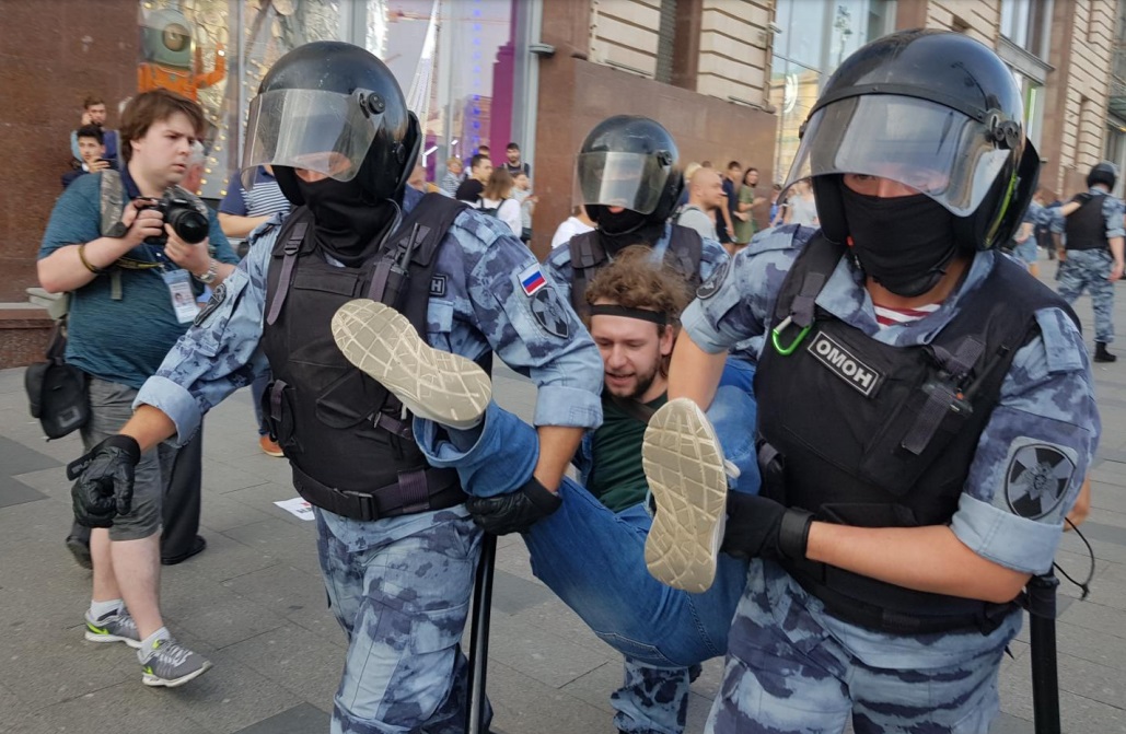 "Россия: протесту здесь не место" - Amnesty International изучила митинговое законодательство России
