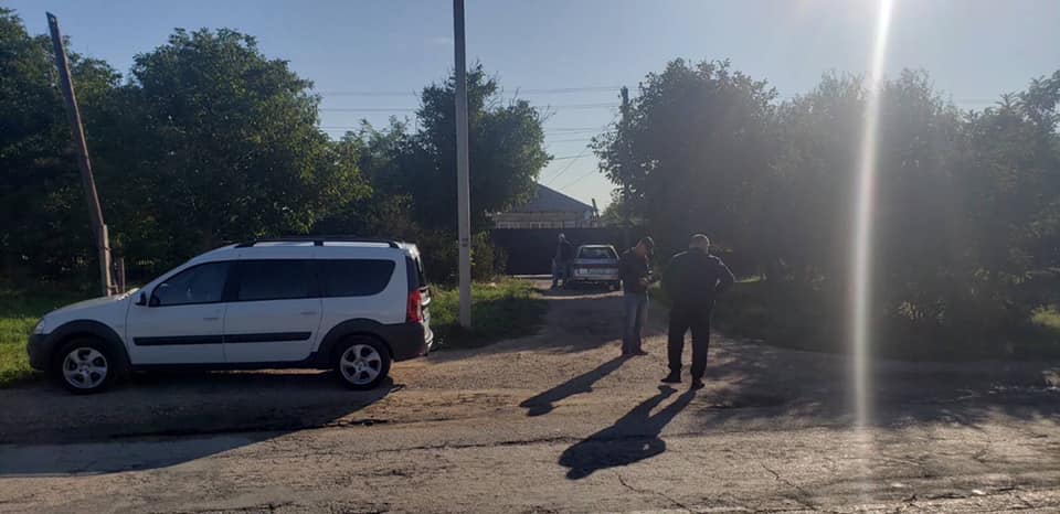 В Крыму задержали пять крымских татар. Их родственники вышли на акцию протеста