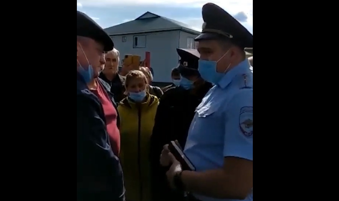 "Я с табельным оружием!": полицейский угрожал пенсионерам на встрече с кандидатом в Госдуму
