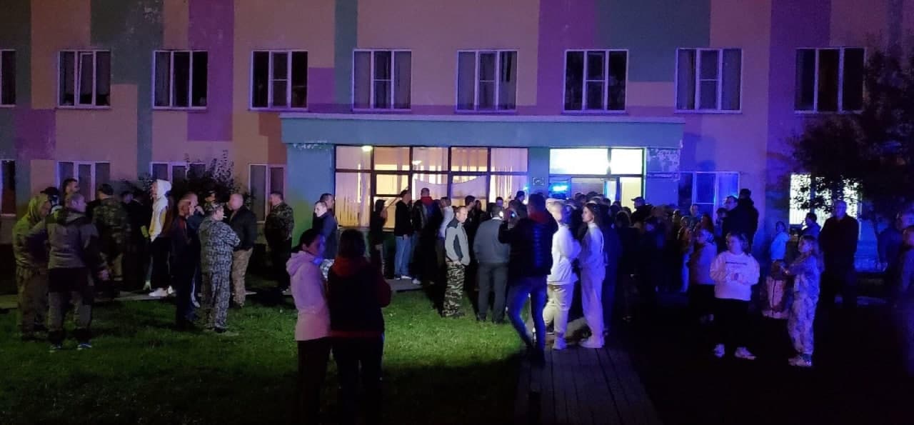 После сообщения об убийстве мигрантами пенсионерки жители подмосковного села вышли на стихийную акцию протеста