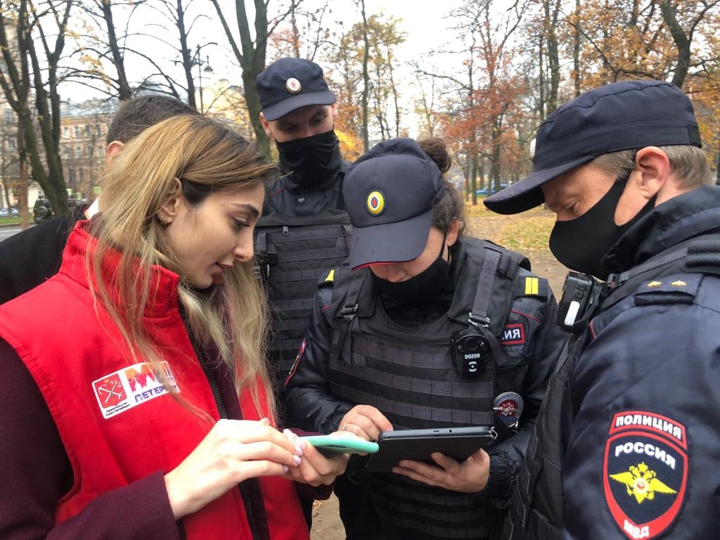 В Петербурге полицейские пришли на благотворительную акцию «Собака-обнимака»