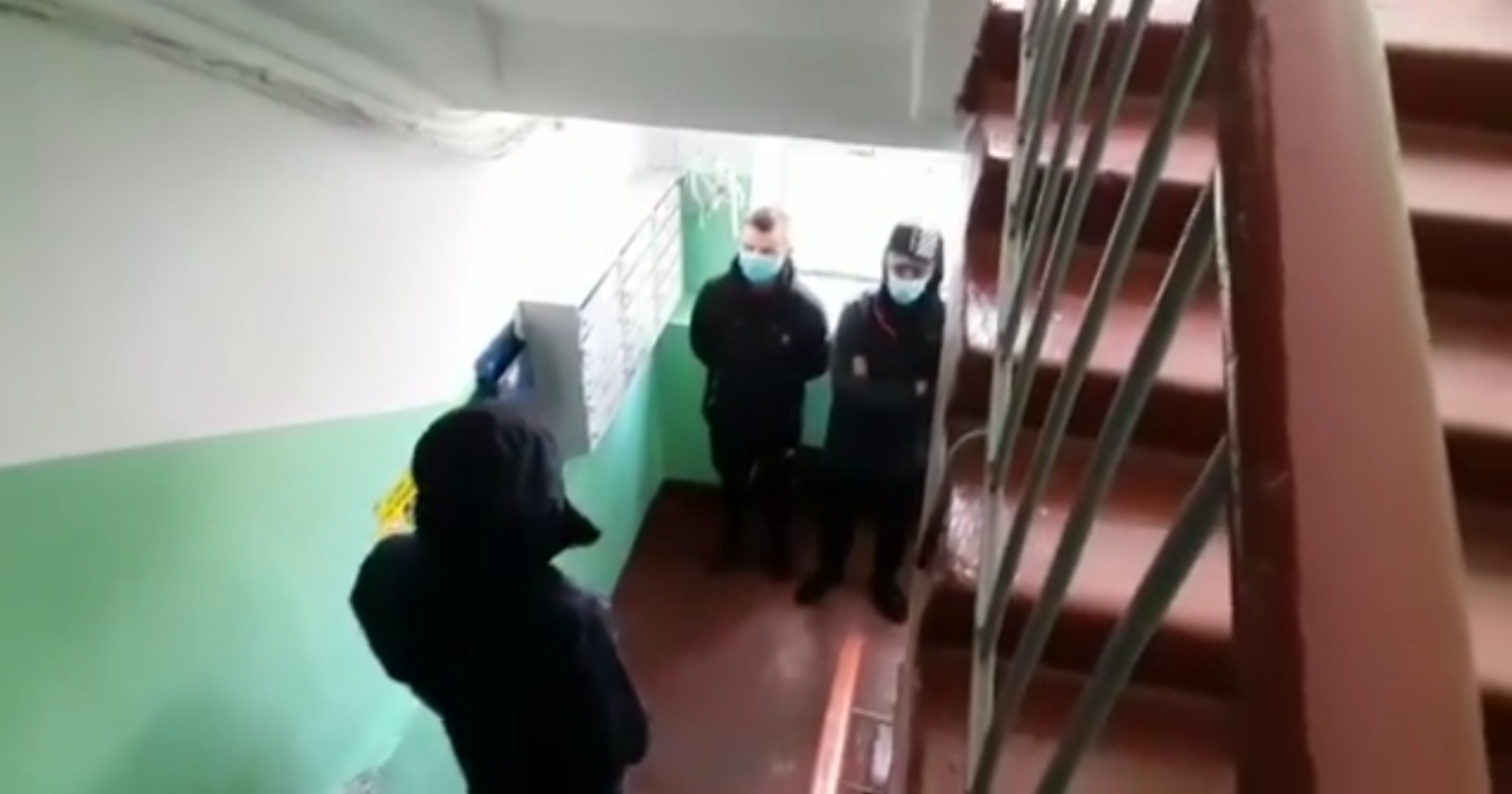В Петропавловске-Камчатском активист не впустил полицейских, пришедших с обыском