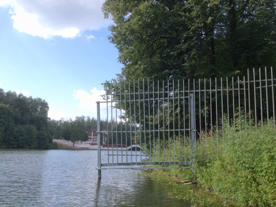 Забор к речке. Забор на берегу реки. Ограждение береговой линии. Гнт-1 габион. Забор на берегу реки.