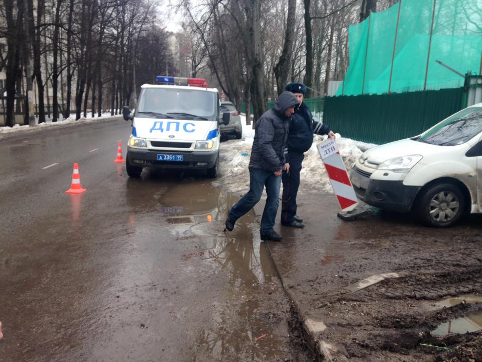 Защитника парка "Дубки" в Москве сбила машина строителей