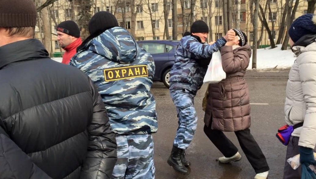 Охранники стройки вытолкнули защитницу "Дубков" на проезжую часть