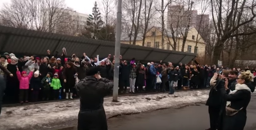Защитники парка Дубки окружили стройку живым щитом