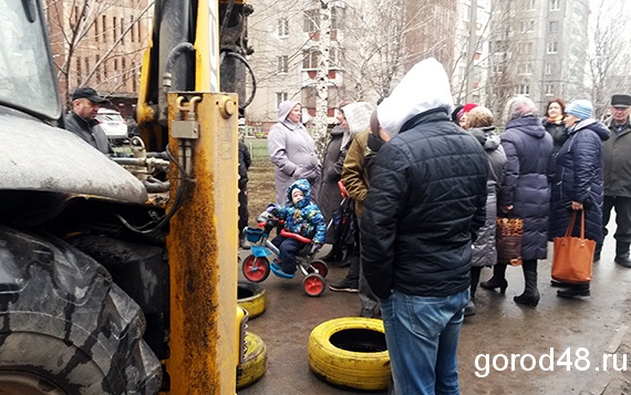 Протестующие жители Липецка принесли покрышки