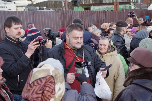 Петербуржцы организовали дежурство в парке, чтобы блокировать строительную технику.