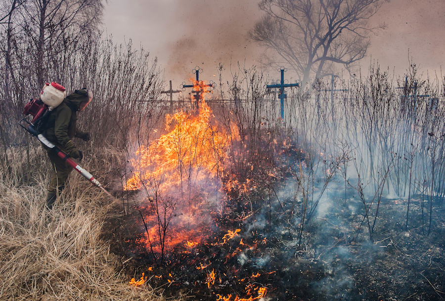"Встань на пути стихии": в Чите открылась фотовыставка, посвящённая проблеме природных пожаров
