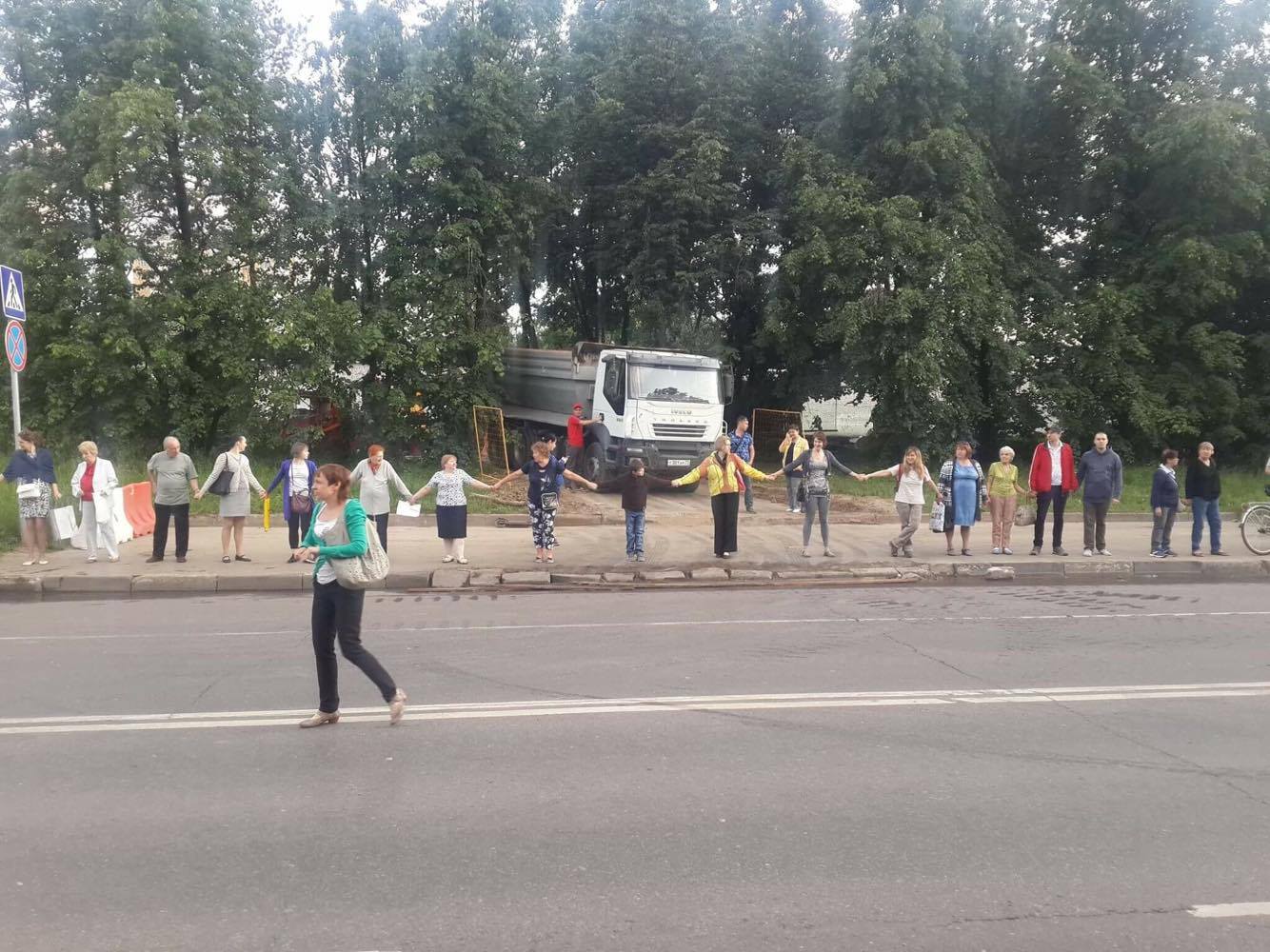 Люди выстроились цепью и взялись за руки. Протест в защиту Кусково в фотографиях