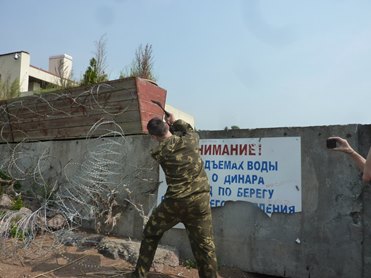 Народный сход сбил колючую проволоку на украденном берегу Финского залива