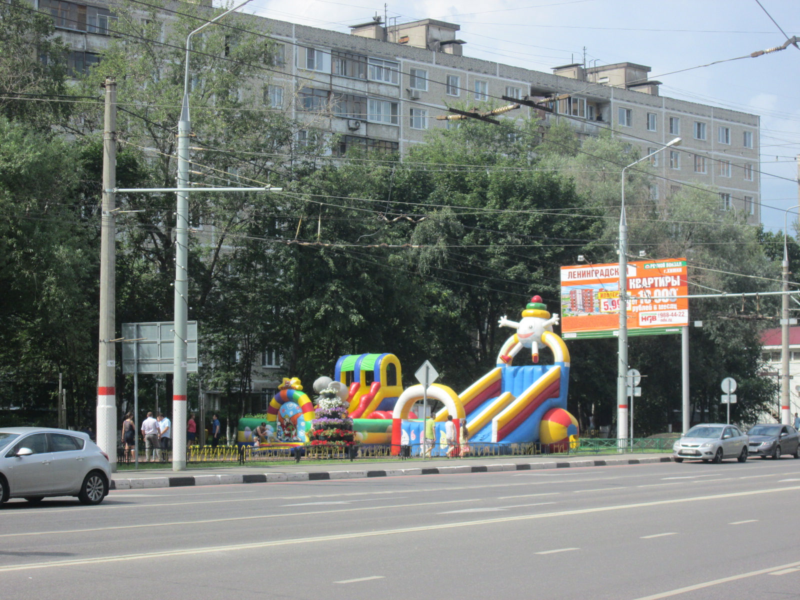 Детские аттракционы вдоль проезжей части. Это Химки, детка!