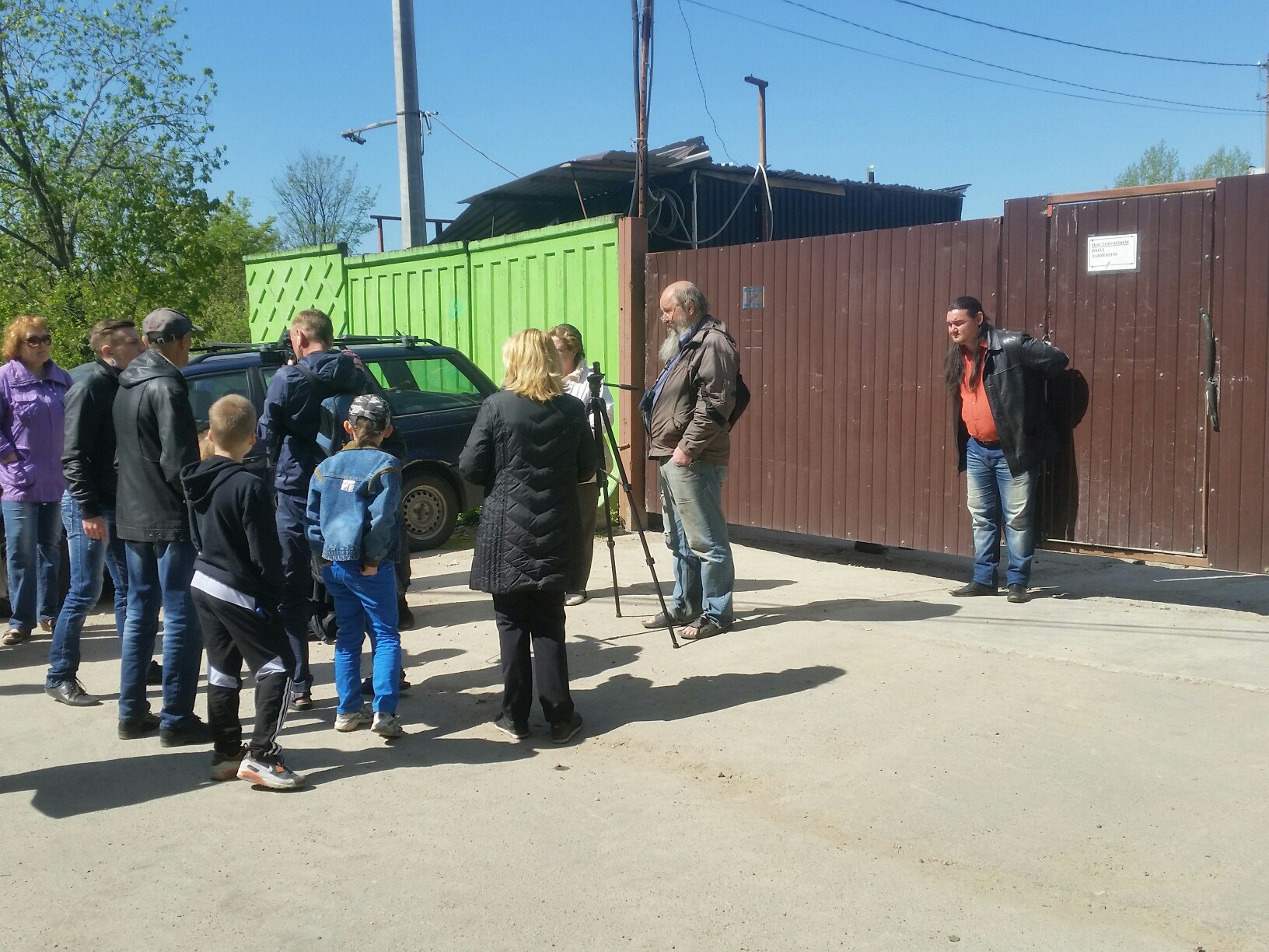 Приковывать себя наручниками к воротам стройки, чтобы остановить незаконные работы, законом не запрещено