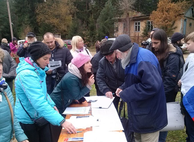 В Токсово прошел митинг в защиту лесов и озёр. А стройка продолжается...