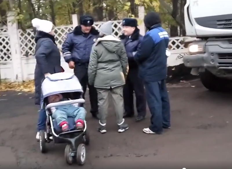 Женщины с коляской преградили дорогу грузовику на Живописной