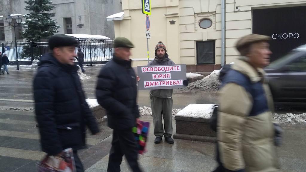 Пикеты в поддержку Юрия Дмитриева