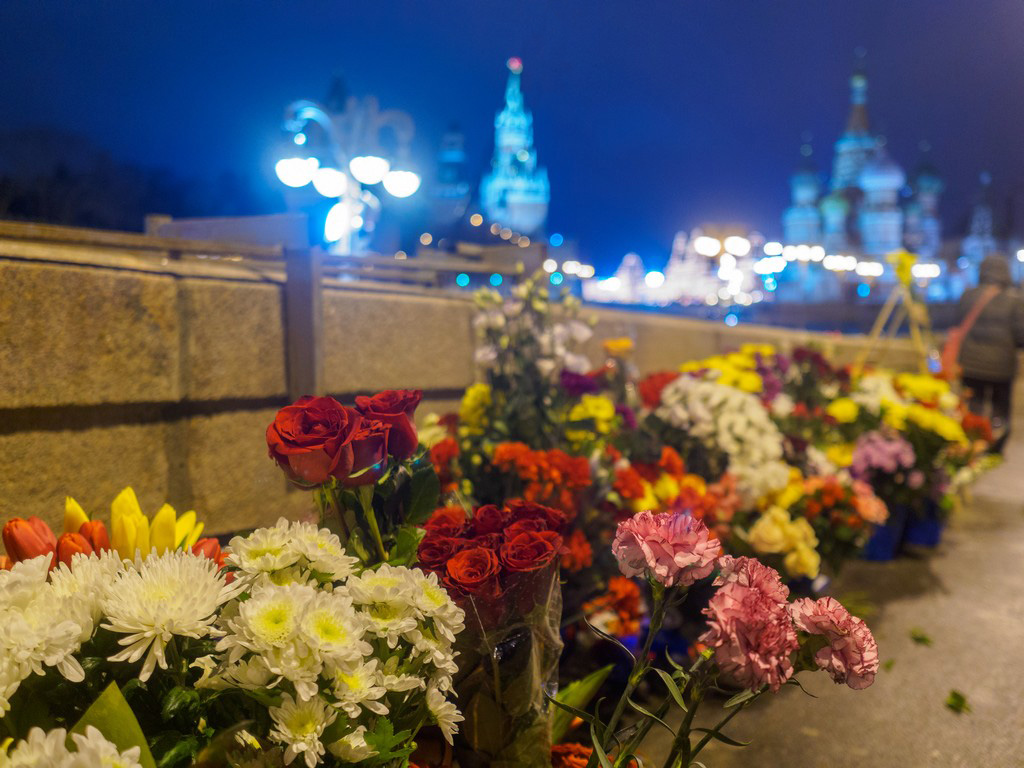 Разгромленный мемориал Немцова восстановлен