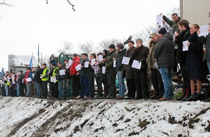 Стачка дальнобойщиков: фуры горят, а магазины пустеют