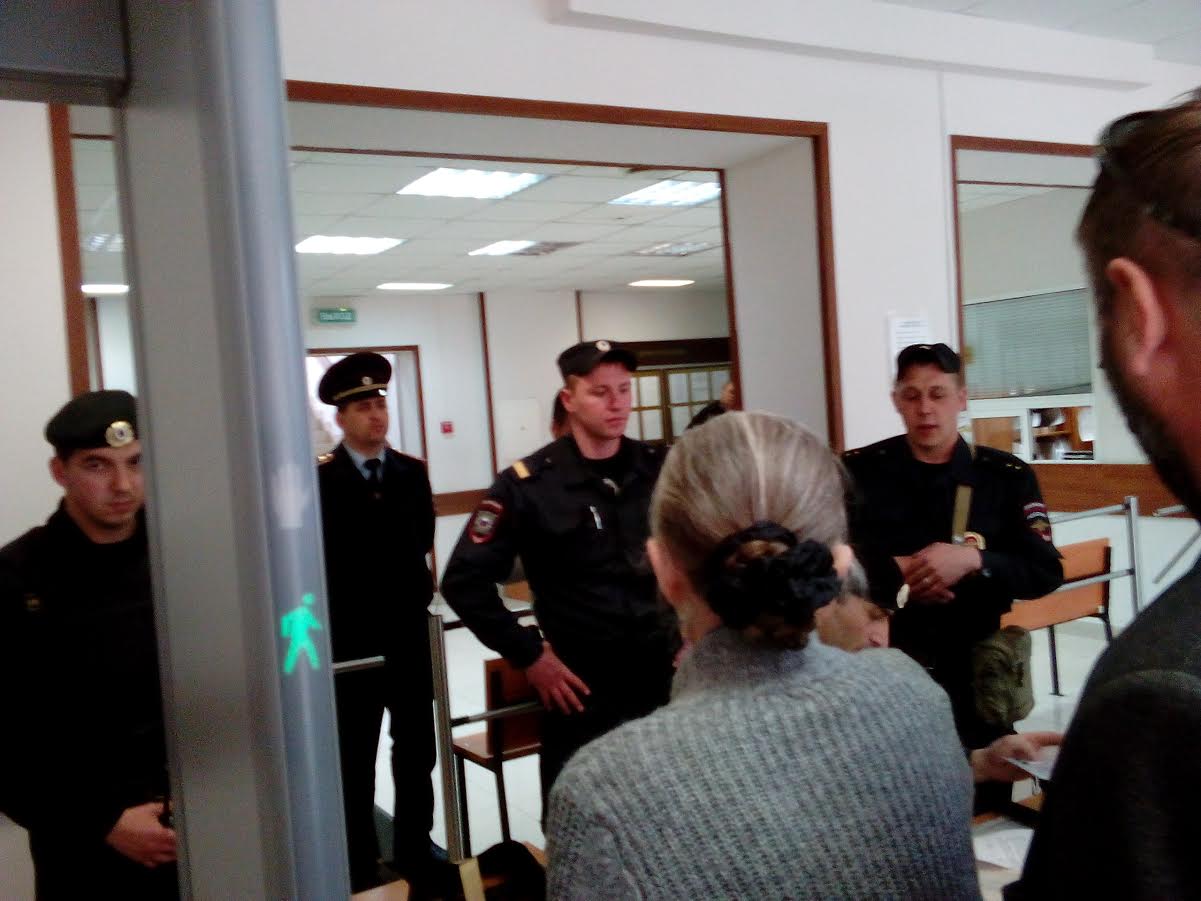С задержанными дальнобойщиками происходят странности