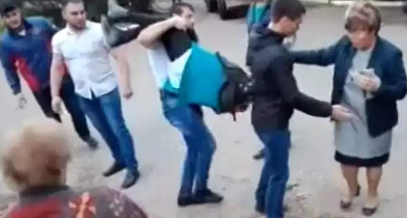 "Помогите!" В Иркутске растащили пенсионерок, не согласных с застройкой