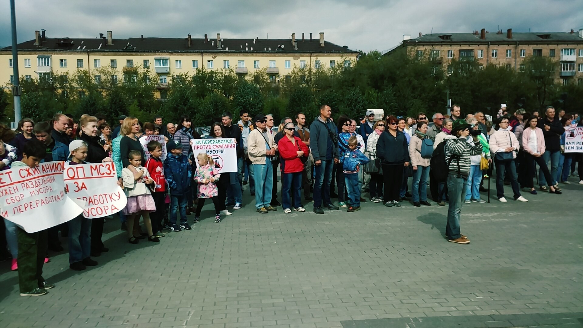 Сотни людей вышли на улицу "против вони"