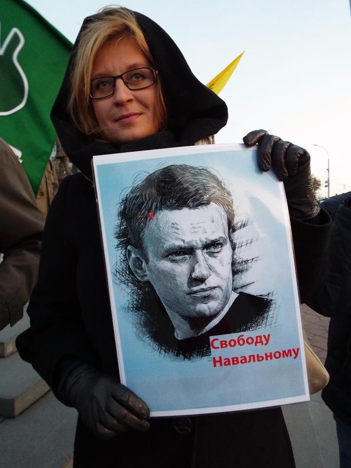 Екатеринбуржцы вышли в центр города с портретами Навального и Волкова