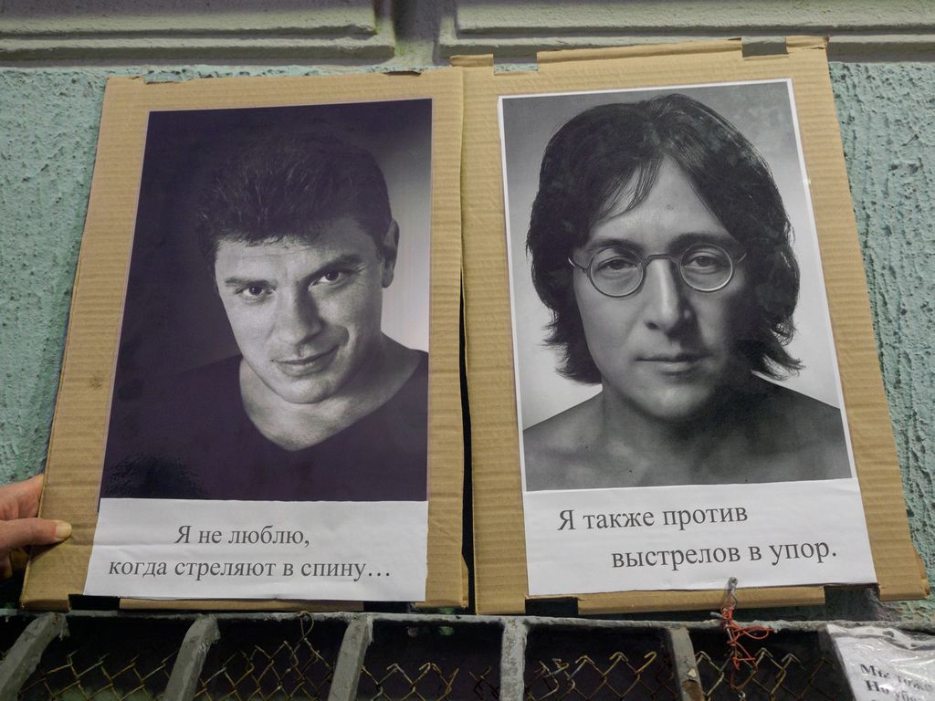 День рождения Немцова и Леннона отметили арт-акцией