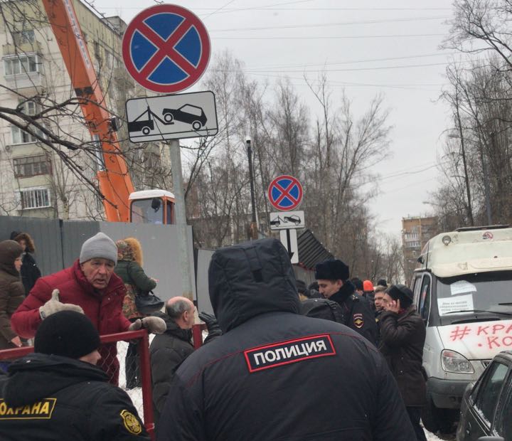 На Кравченко пробивают новый проезд на стройку