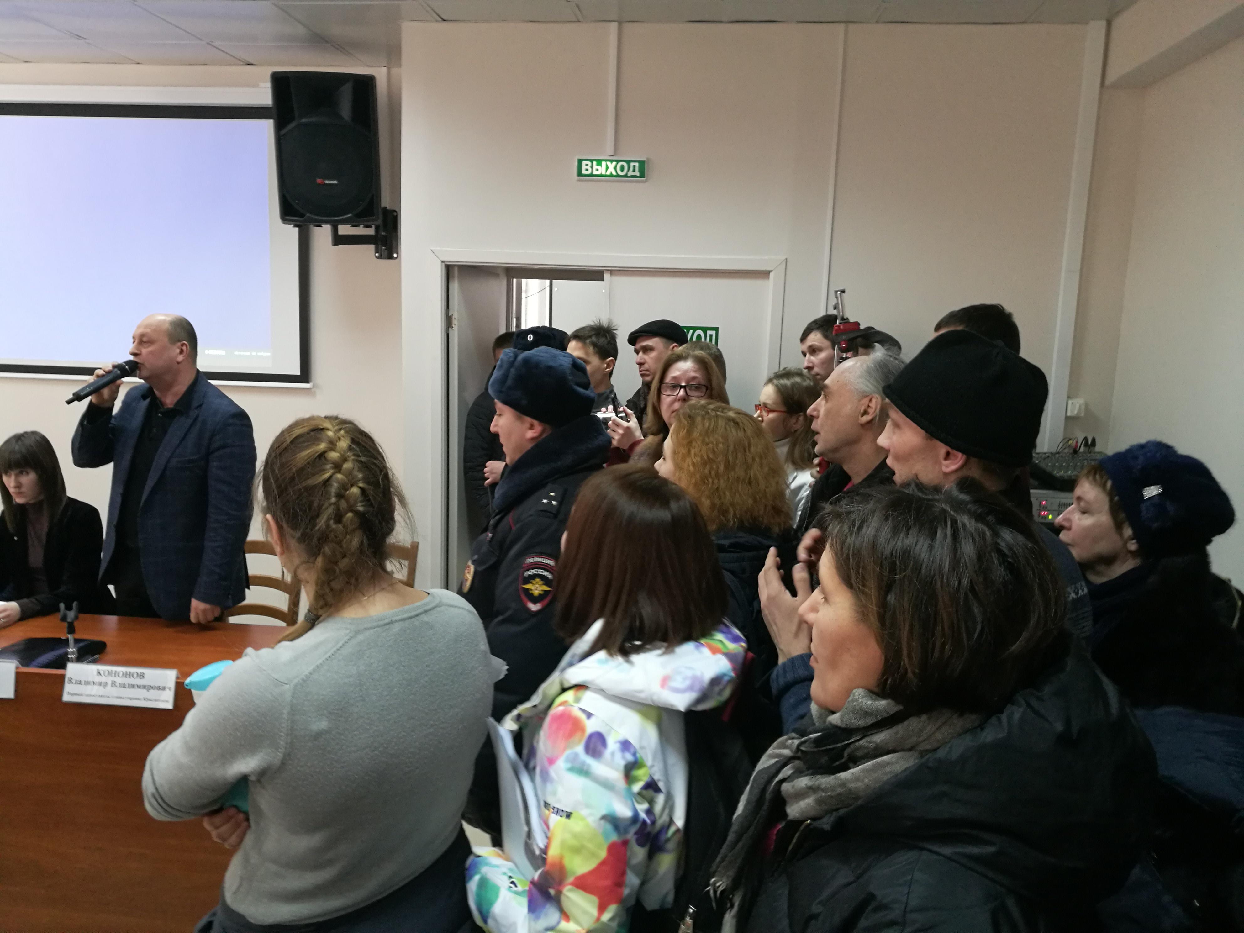 Жители Москвы сорвали обсуждение застройки Мневниковской поймы