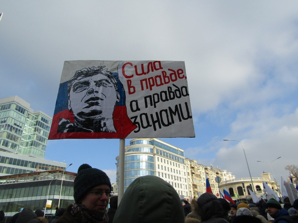 Марш Немцова: живые против мертвых