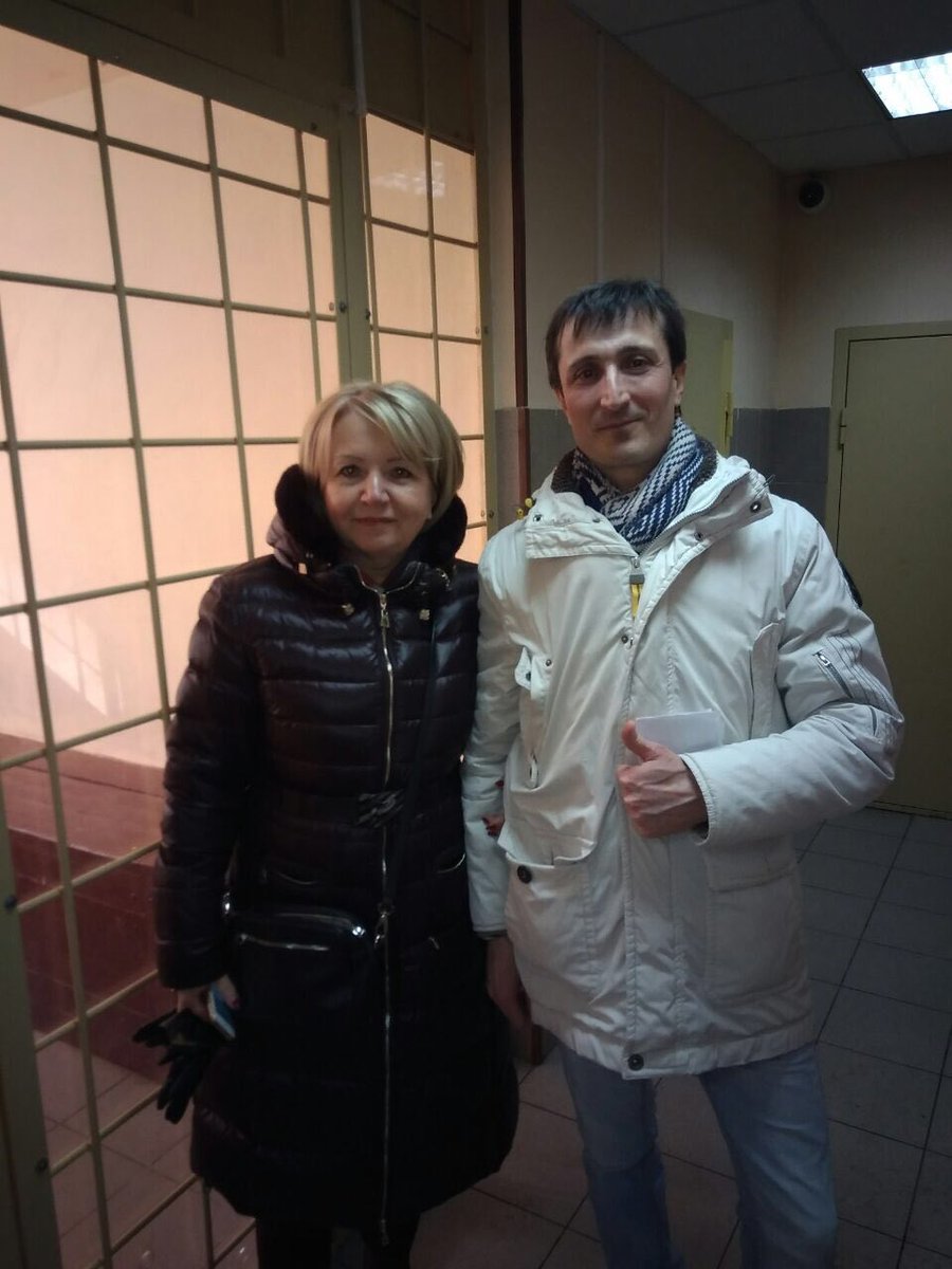 Задержание председателя партии "Яблоко" Эмилии Слабуновой