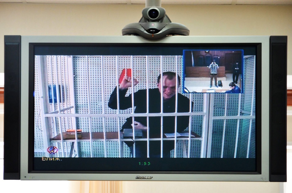 Сколько стоит подёргать ногой на руках у пяти омоновцев?