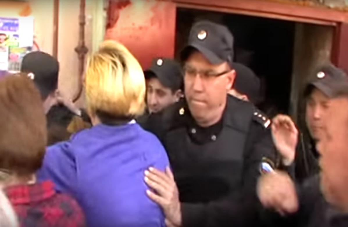 Альметьевск: "Пока жильцов не пускали в подъезд, с другой стороны дома выламывали окна"