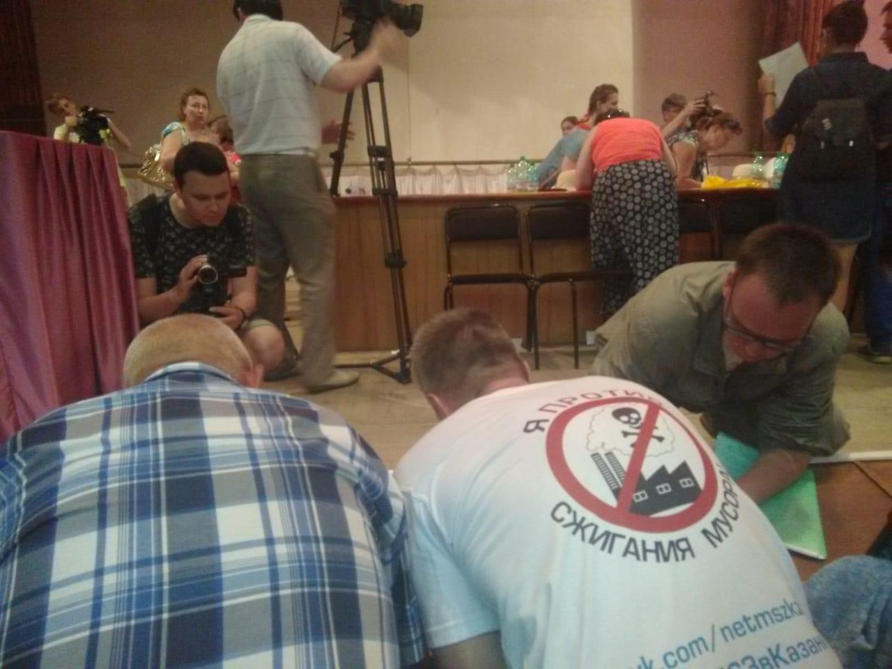 Здесь правит народ: публичные слушания по МСЗ в Осиново закончились штурмом сцены