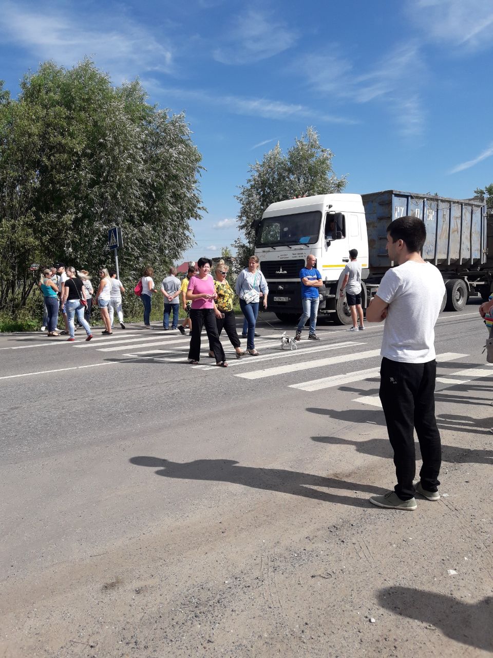 Активисты Коломны продолжают останавливать машины с иногородним мусором на въезде на полигон "Воловичи"