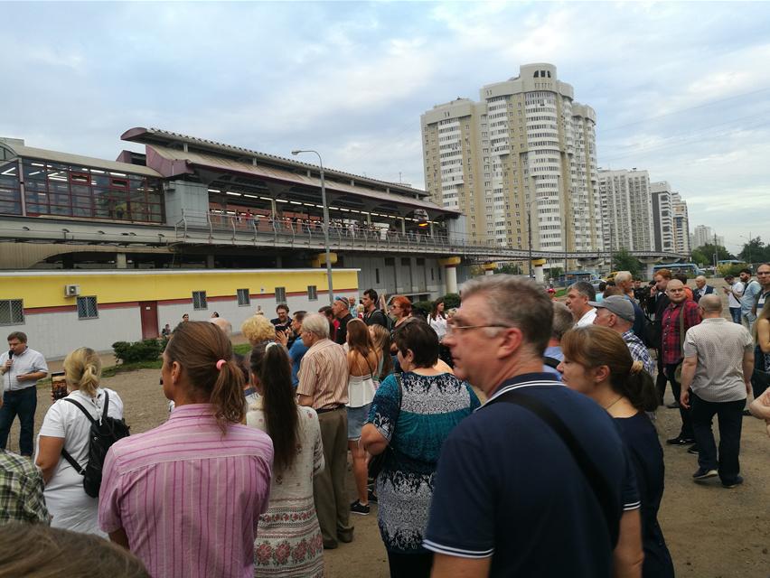 "Монорельс - самый лучший транспорт". Жители Бутырского района митингуют против Собянина