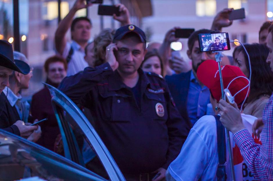 После митинга против сноса кинотеатра "Улан-Батор" пенсионерку пытались задержать за раздачу листовок