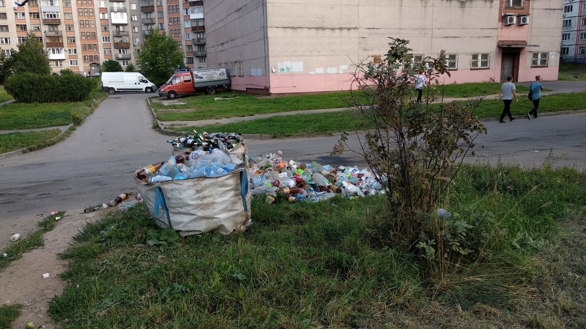 Вандализм или протест? В Ярославле ломают баки для раздельного сбора