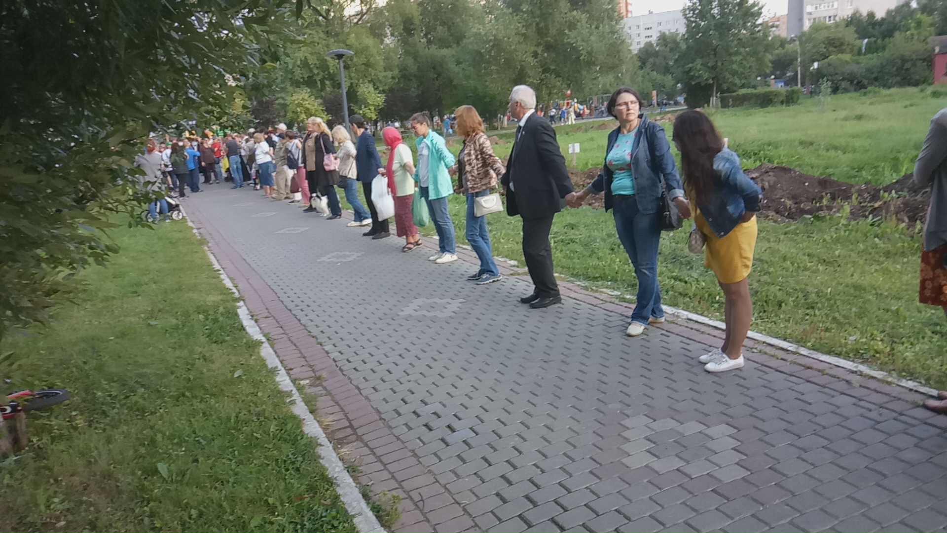Жители Реутова защитили свой парк, встав в живую цепочку