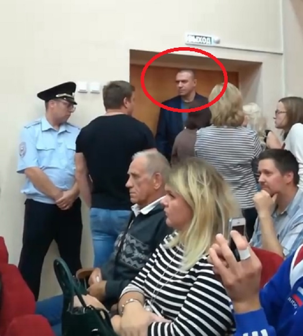 "Люберецкие спортсмены" не пустили жителей на слушания в Подмосковье