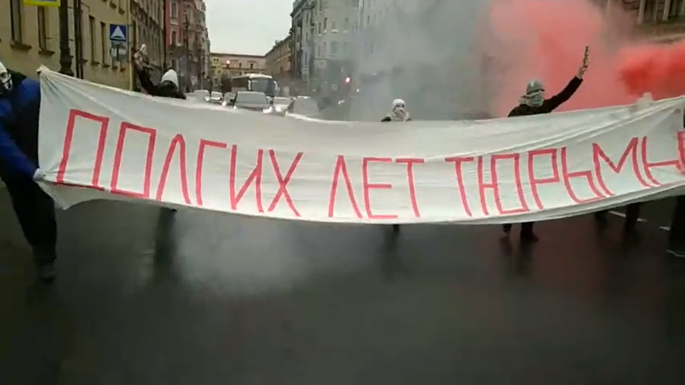 Петербуржцы поздравили Путина с 66-летием