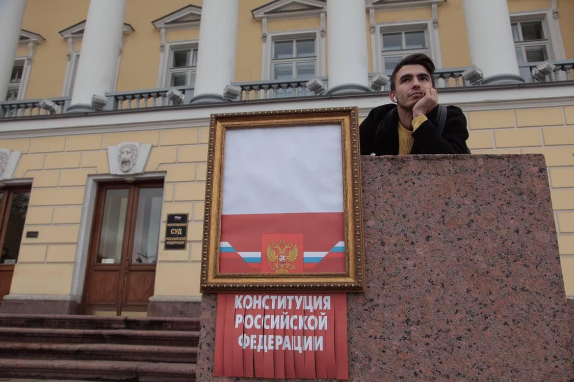 Автора «Исчезающей Конституции» прямо из суда увели в наручниках
