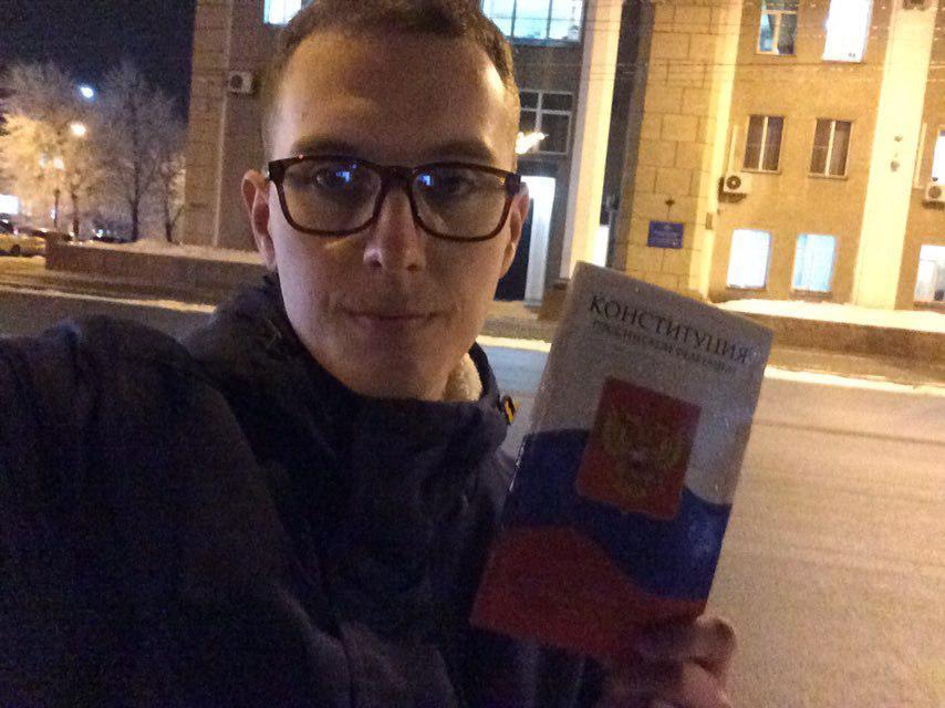 В Кургане активист подбросил горящую Конституцию к дверям ФСБ