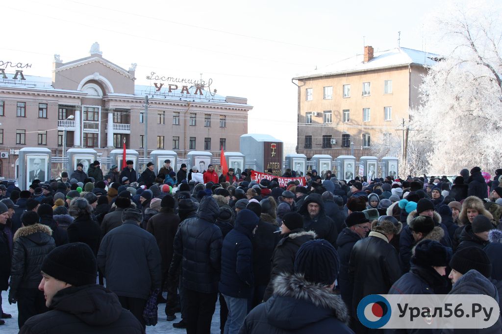 Сотни рабочих митинговали на Урале