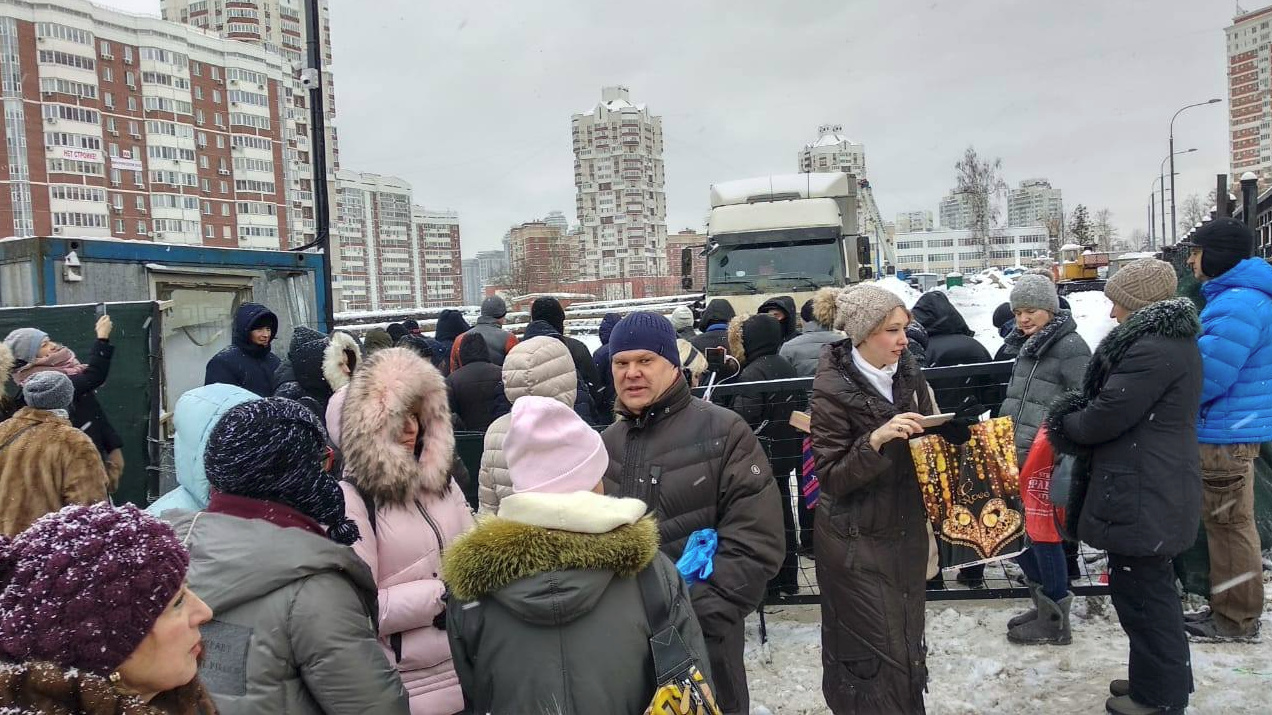 Елочка из покрышек. В Раменках охранники избили Сергея Митрохина и журналистов